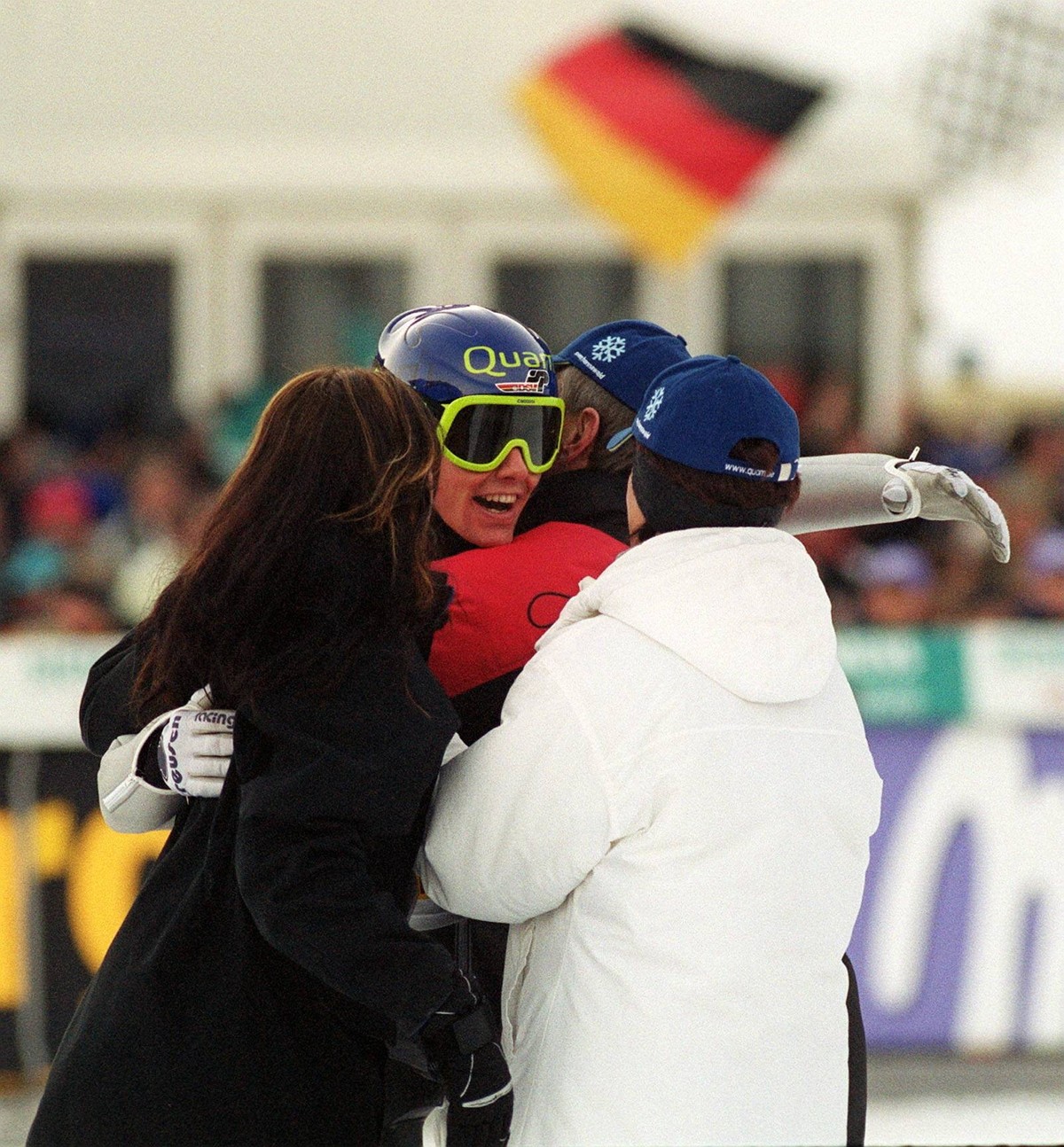 Sven Hannawald - Sieger der Vierschanzen Tournee 2001 / 2002 Sven Hannawald umarmt im Zielraum seine Eltern und seine Schwester , Bischofshofen �sterreich *** Sven Hannawald Winner of the Four Hills T ...