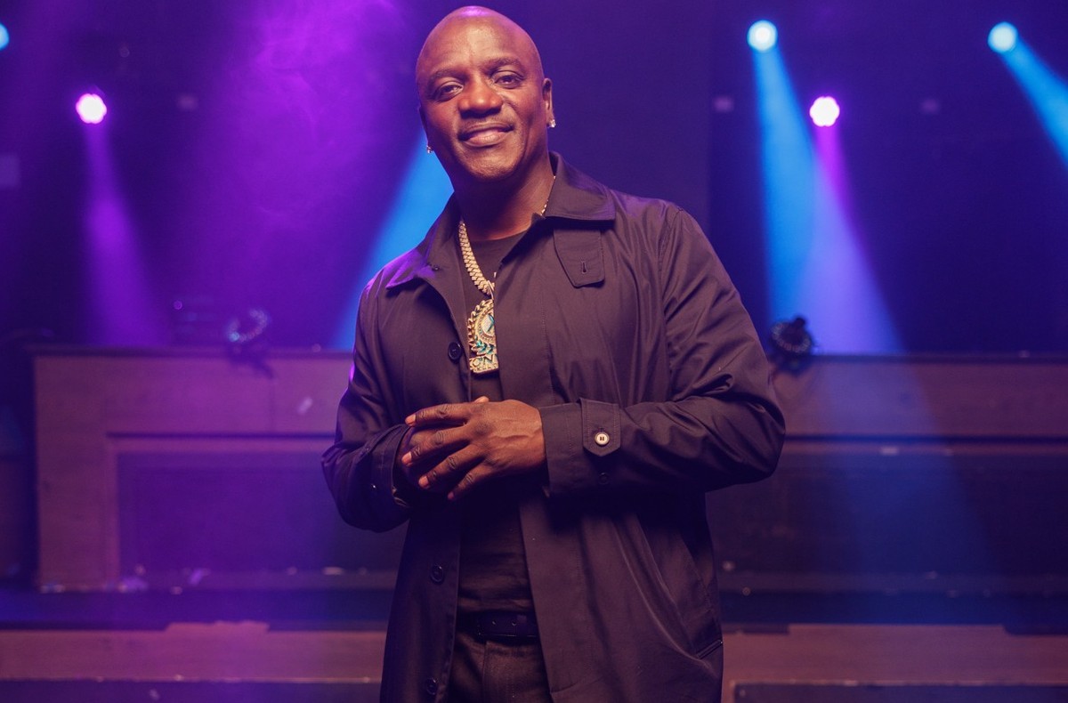 HOLLYWOOD, FLORIDA - APRIL 8: Akon on the set of &quot;Hold The Umbrella&quot; music video taping at DAER Nightclub in the Seminole Hard Rock Hotel &amp; Casino on April 8, 2025 in Hollywood, Florida. ...