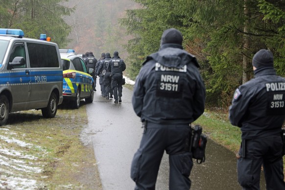 12.03.2023, Nordrhein-Westfalen, Freudenberg: Polizisten stehen in der N