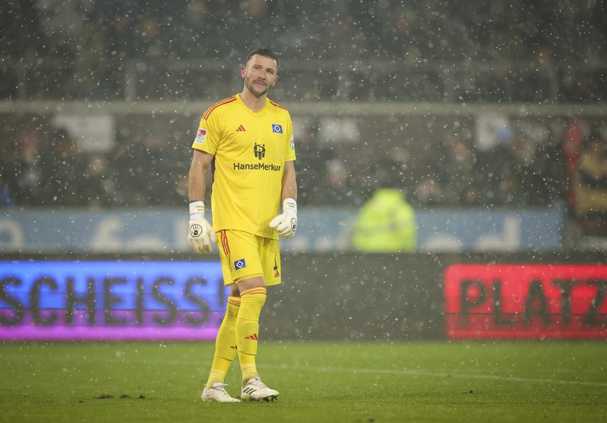 01.12.2023, Hamburg: Fußball: 2. Bundesliga, 15. Spieltag, FC St. Pauli - Hamburger SV, im Millerntor-Stadion. Torwart Daniel Heuer Fernandes vom Hamburger SV steht nach seinem Eigentor zum 2:0 auf de ...