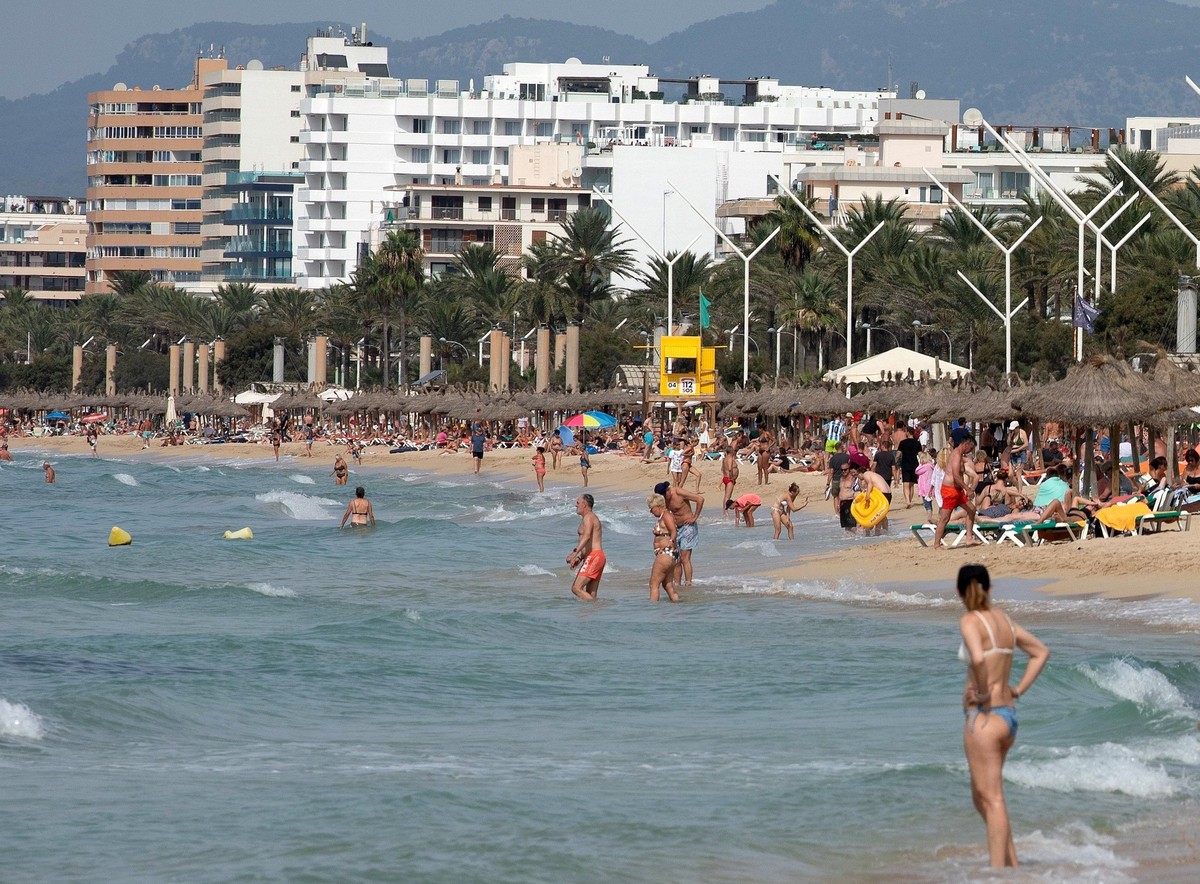 28.09.2025, Spanien, Palma: Menschen sonnen sich am ersten Tag des Streiks der Rettungsschwimmer am Strand von Arenal auf Mallorca. Die Rettungsschwimmer auf den Balearen wollen ab 28. September jedes ...