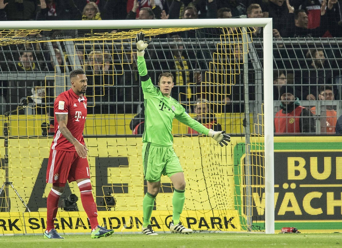 Torwart Manuel NEUER (M) reklamiert nach dem Tor zum 1:0, l. Jerome BOATENG (M), Fussball 1. Bundesliga, 11. Spieltag, Borussia Dortmund (DO) - FC Bayern Muenchen (M), am 19.11.2016 in Dortmund/ Deuts ...