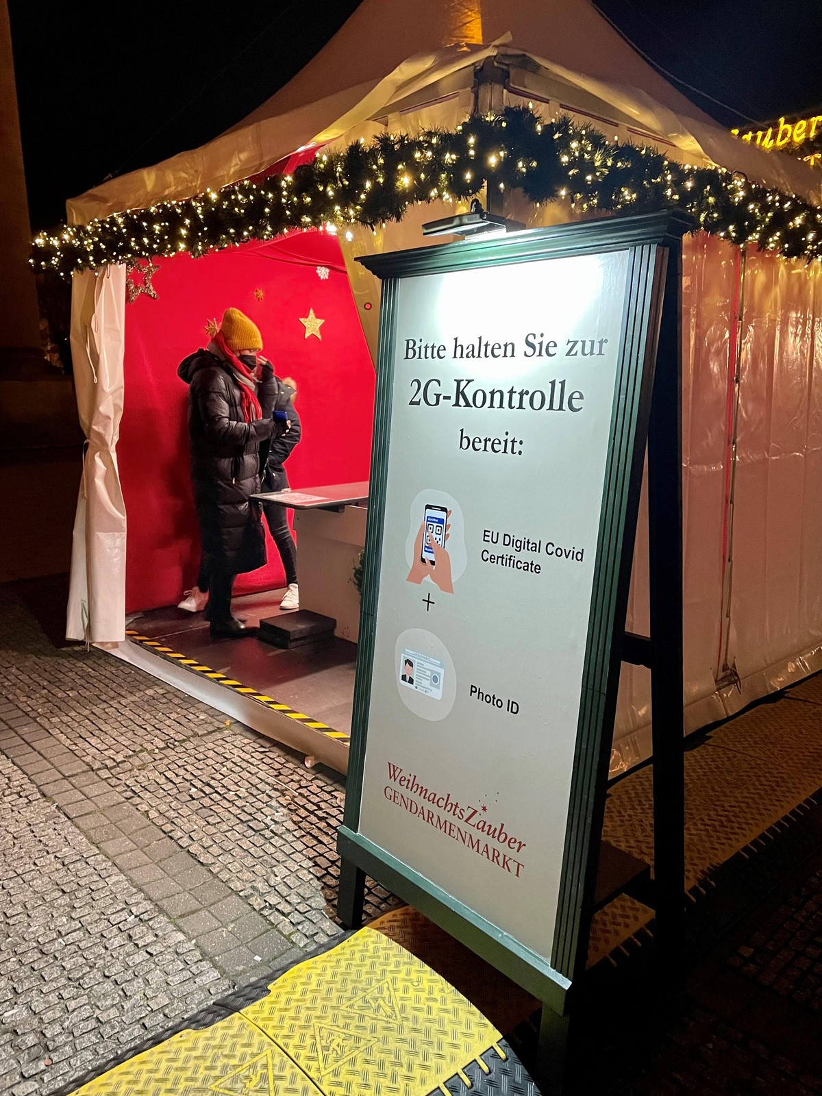 Eigentlich gilt auf dem WeihnachtsZauber am Gendarmenmarkt aktuell 2G plus Maskenpflicht.
