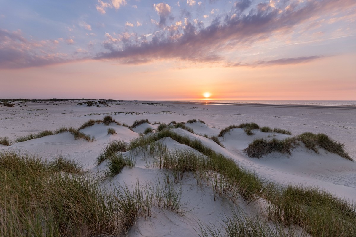 Creative Highlights World Norderney. 16 JUN 2021. Sonnenuntergang in den D�nen am Ostheller von Norderney. OSTFRIESLAND. Ostfriesische Inseln. Copyright: JanisMEYER/Priller&MAUG JMY8F6058X