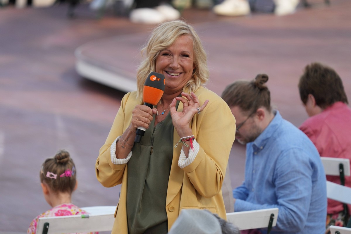 ZDF - Fernsehgarten. Moderatorin Andrea Kiwi Kiewel in der Unterhaltungsshow ZDF Fernsehgarten am 22.09.2024 in Mainz. Mainz ZDF - Fernsehgarten Rheinland-Pfalz *** ZDF Fernsehgarten presenter Andrea ...