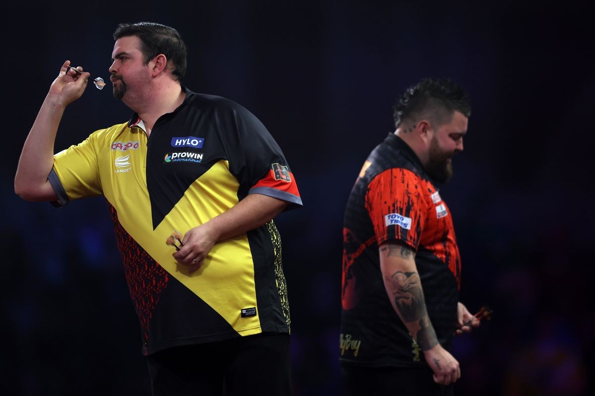 Gelungene Revanche: Gabriel Clemens, im WM-Halbfinale von Michael Smith (rechts) bezwungen, warf den neuen Weltmeister aus dem Düsseldorfer Promi-Turnier.