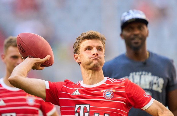 Thomas MUELLER, M�LLER, FCB 25 with NFL, American Football Herren, USA American Football in the Team Presentation FC BAYERN M�NCHEN 1.German Football League on July 16, 2022 in Munich, Germany. Season ...