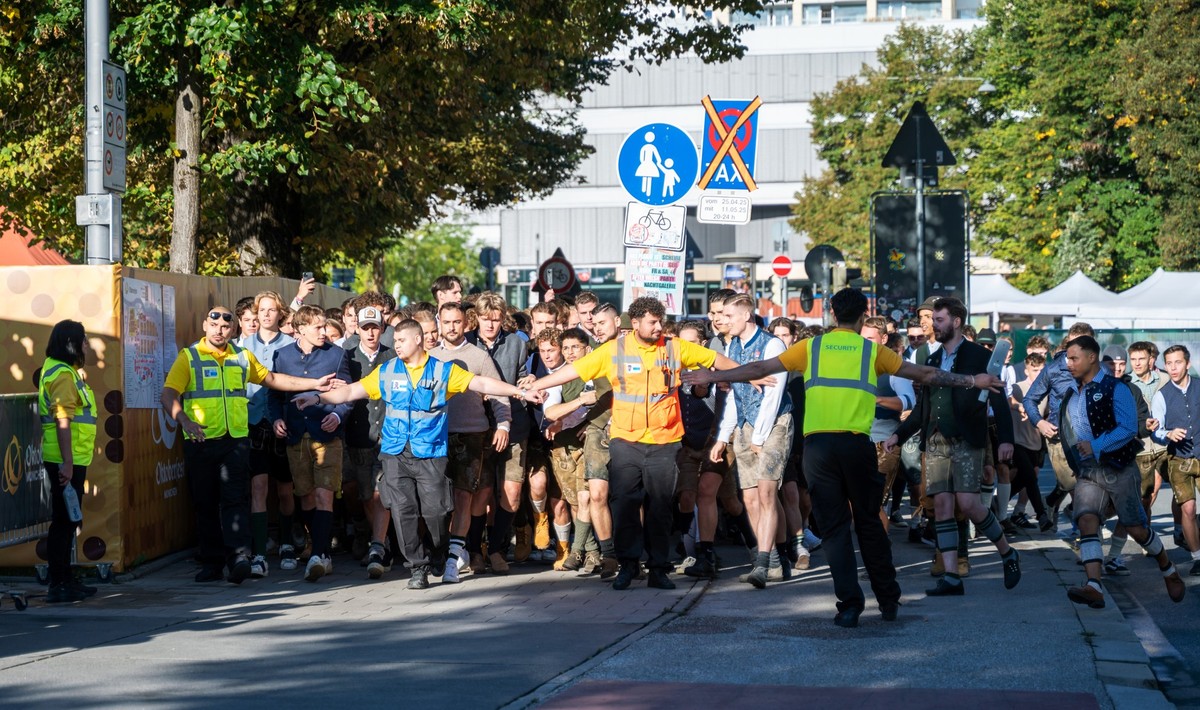 20.09.2025, Bayern, München: Besucherinnen und Besucher werden zum Start des Oktoberfestes auf die Festwiese gelassen. Die 190. Wiesn findet vom 20. September bis 05. Oktober 2025 auf der Münchner The ...