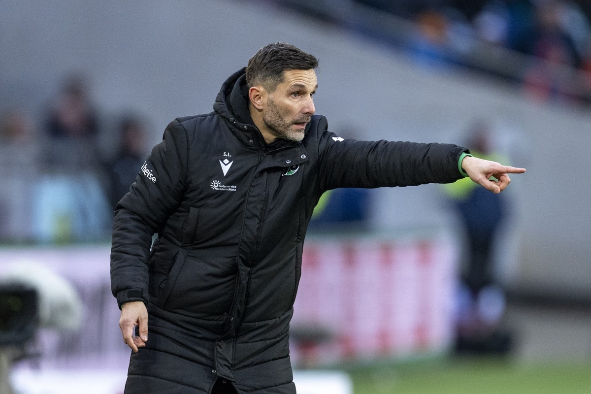 ARCHIV - 22.12.2024, Niedersachsen, Hannover: Fußball: 2. Bundesliga, Hannover 96 - Hertha BSC, 17. Spieltag, Heinz von Heiden-Arena: Hannovers Trainer Stefan Leitl gibt Anweisungen. (zu dpa: «Nach Fi ...