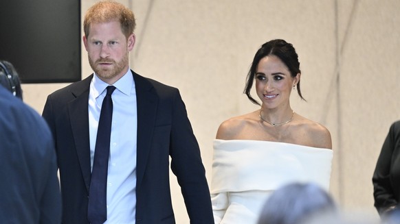 10.10.2023, USA, New York: Der britische Prinz Harry, Herzog von Sussex, und Meghan, Herzogin von Sussex, nehmen zum Welttag für psychische Gesundheit am Elterngipfel &quot;Mentales Wohlbefinden im di ...
