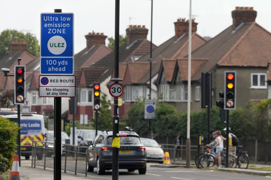 24.08.2023, Großbritannien, London: Ein Straßenschild markiert den Beginn der Ultra Low Emission Zone (ULEZ). Begleitet von scharfer Kritik der konservativen britischen Regierung ist die Londoner Umwe ...