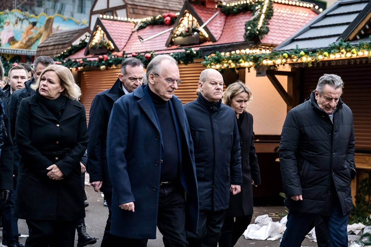 Magdeburg, Sachsen-Anhalt, Deutschland, 21.12.2024: Alter Markt: Anschlag auf Magdeburger Weihnachtsmarkt: Spitzenpolitiker besuchen den Tatort. L-R: Bundesministerin des Innern und f�r Heimat Nancy F ...