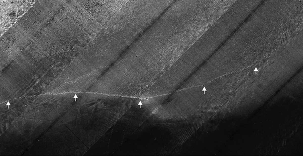 Entlang der Linie soll der überflutete Steinwall verlaufen.