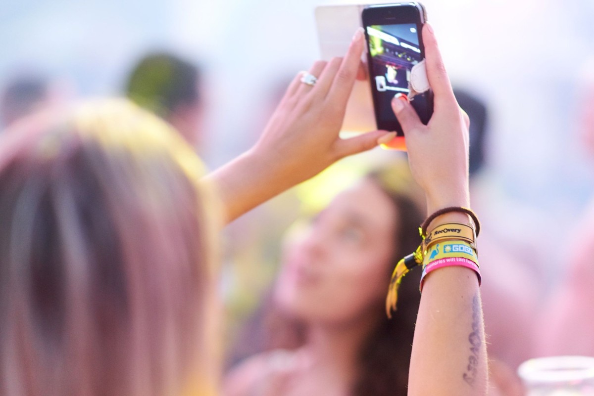 Über Storys bei Snapchat können Nutzer:innen Einblicke in ihr Leben geben.