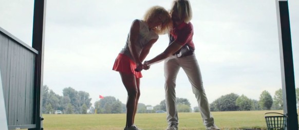 Kandidat Patrick mit einer Golfschülerin.