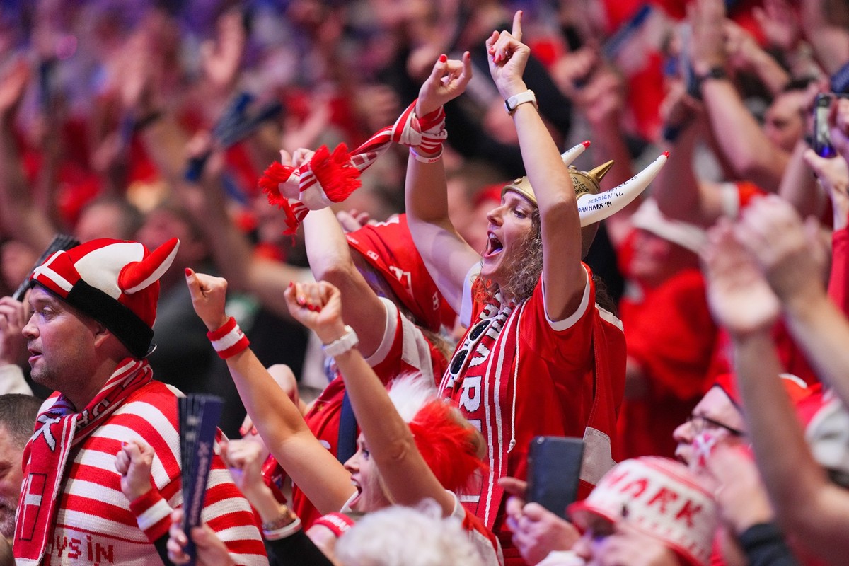 31.01.2025, Norwegen, Oslo: Handball: WM, Dänemark - Portugal, Finalrunde, Halbfinale, Unity Arena, dänische Fans jubeln nach dem Schlusspfiff. Foto: Soeren Stache/dpa +++ dpa-Bildfunk +++