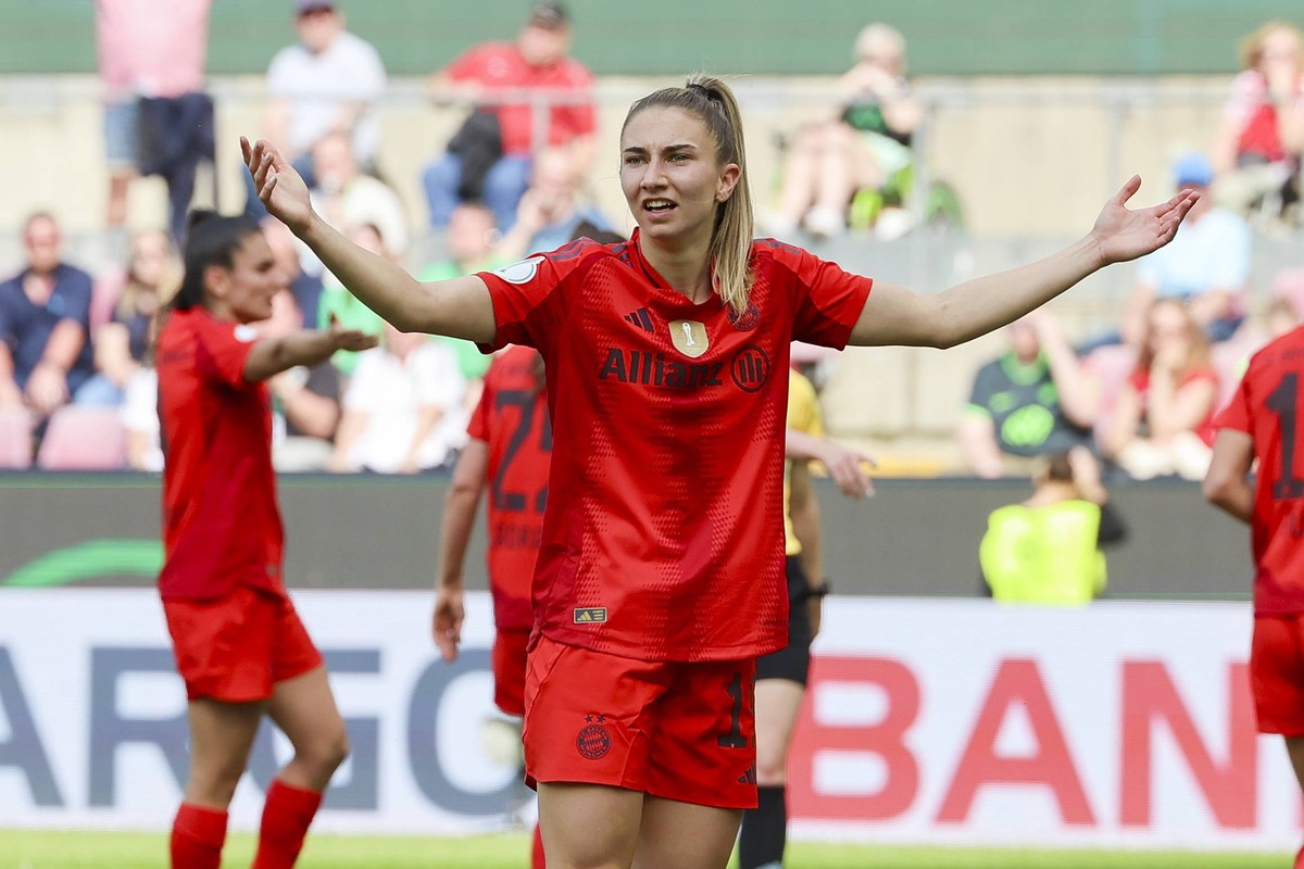 Katharina Naschenweng FC Bayern Muenchen schaut enttaeuscht, DFB-Pokal der Frauen, FC Bayern Muenchen vs VfL Wolfsburg, Rhein-Energie-Stadion, 09.05.2024, Koeln, Deutschland. *** Katharina Naschenweng ...