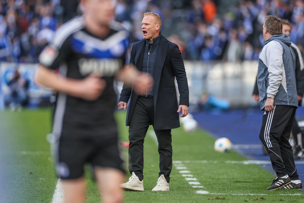17.03.2024, Fussball, 2. Bundesliga, 26. Spieltag, Saison 2023/2024, Hertha BSC - FC Schalke 04, Cheftrainer Karel Geraerts FC Schalke 04 Berlin Olympiastadion Berlin Deutschland xRHR-FOTO/TRx *** 17 ...