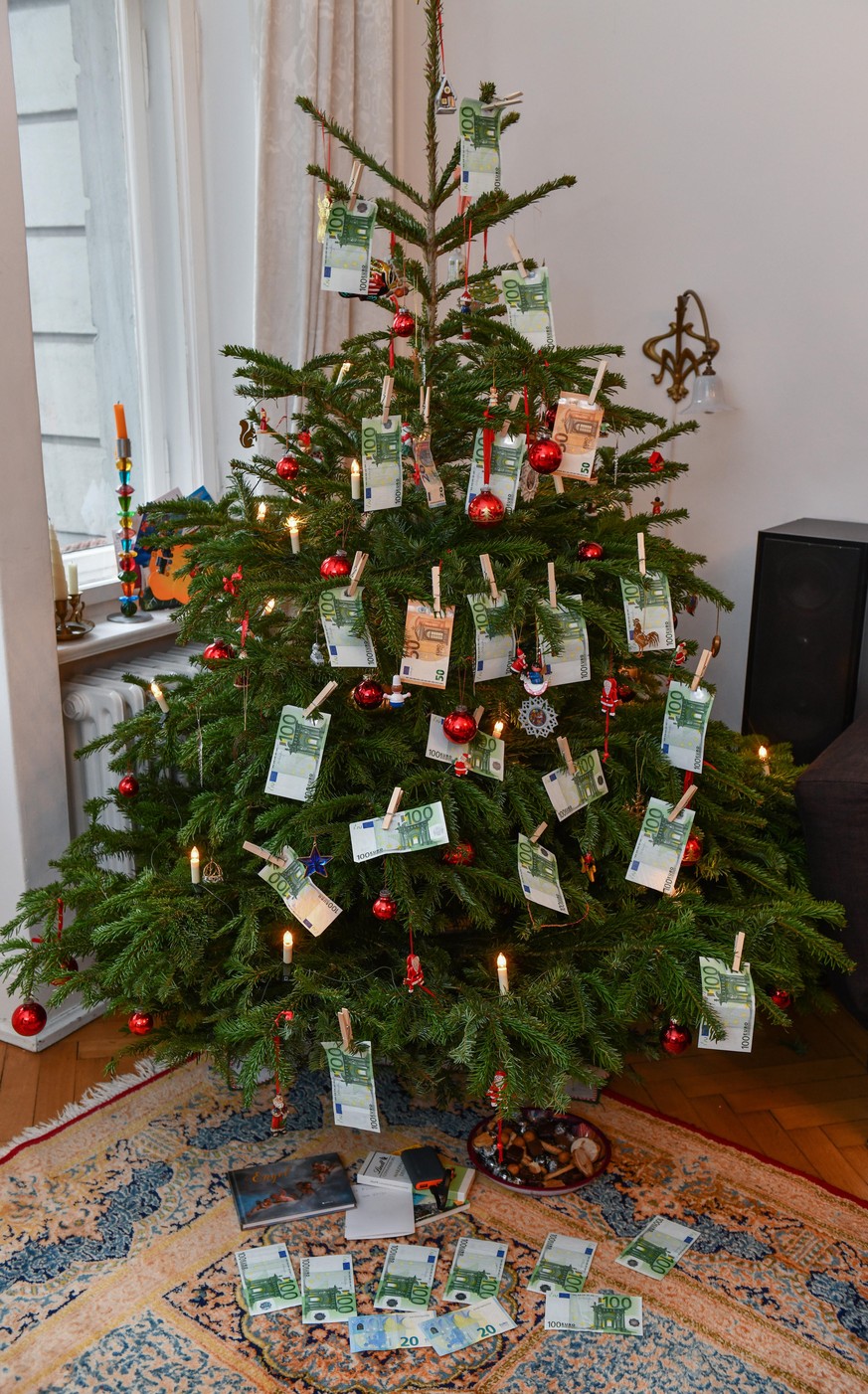 Ein Weihnachtsbaum voller Geld.