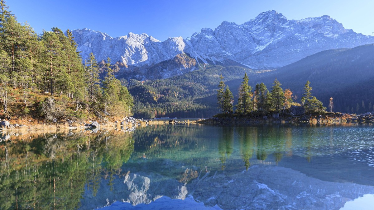 Steile Berge spiegeln sich in See, Abendlicht, Herbst, Eibsee, Zugspitze, Bayern, Deutschland, Europa *** Steile Mountains mirror itself in See, Evening light, Fall, Eibsee, Zugspitze, Bavaria, German ...