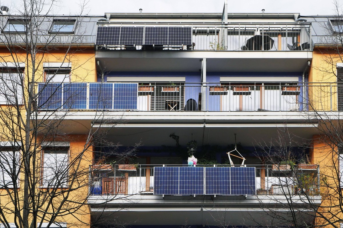 24.11.2023, Berlin - Deutschland. Immer mehr Haushalte setzen auf Balkonkraftwerke und nutzen die Photovoltaik. *** 24 11 2023, Berlin Germany More and more households are turning to balcony power pla ...
