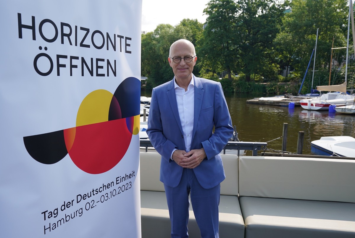 14.07.2023, Hamburg: Peter Tschentscher (SPD), Erster Bürgermeister und Präsident des Senats der Freien und Hansestadt Hamburg, steht auf einem Bootsanleger an der Außenalster neben einem Aufsteller m ...