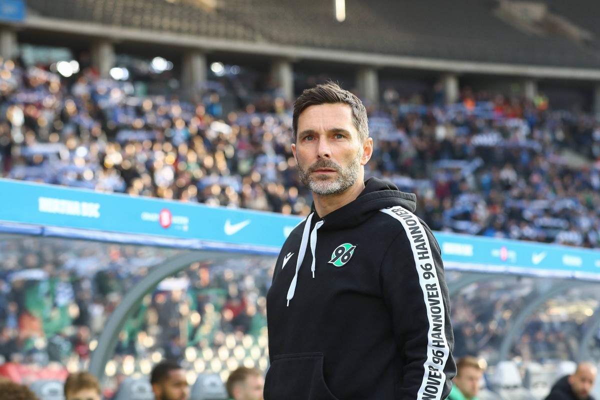 26.04.2024, xtgx, Fussball 2. Bundesliga, Hertha BSC - Hannover 96 emspor, v.l. Stefan Leitl Hannover, Trainer DFL/DFB REGULATIONS PROHIBIT ANY USE OF PHOTOGRAPHS as IMAGE SEQUENCES and/or QUASI-VIDEO ...
