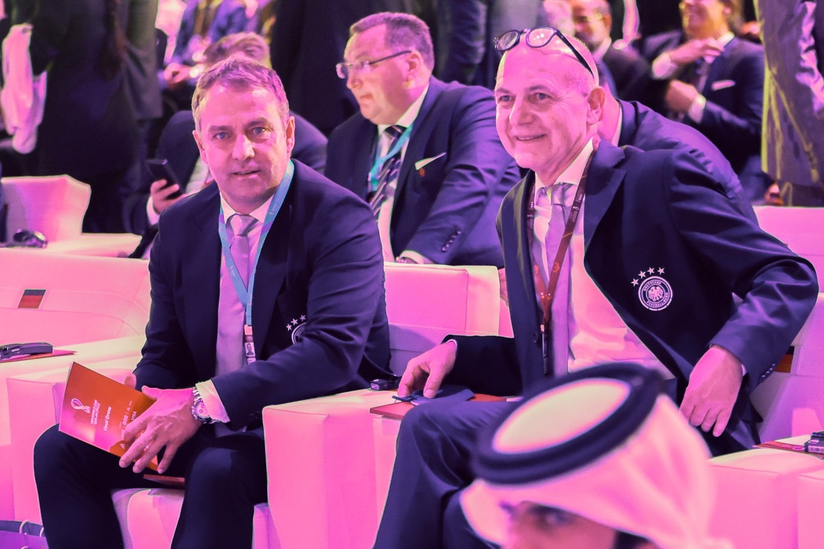 ARCHIV - 01.04.2022, Katar, Doha: Fu�ball: WM, Auslosung der Vorrunde in Doha. Hansi Flick (l), Nationaltrainer von Deutschland, und Bernd Neuendorf, Pr�sident des Deutschen Fu�ball-Bundes (DFB), sitz ...