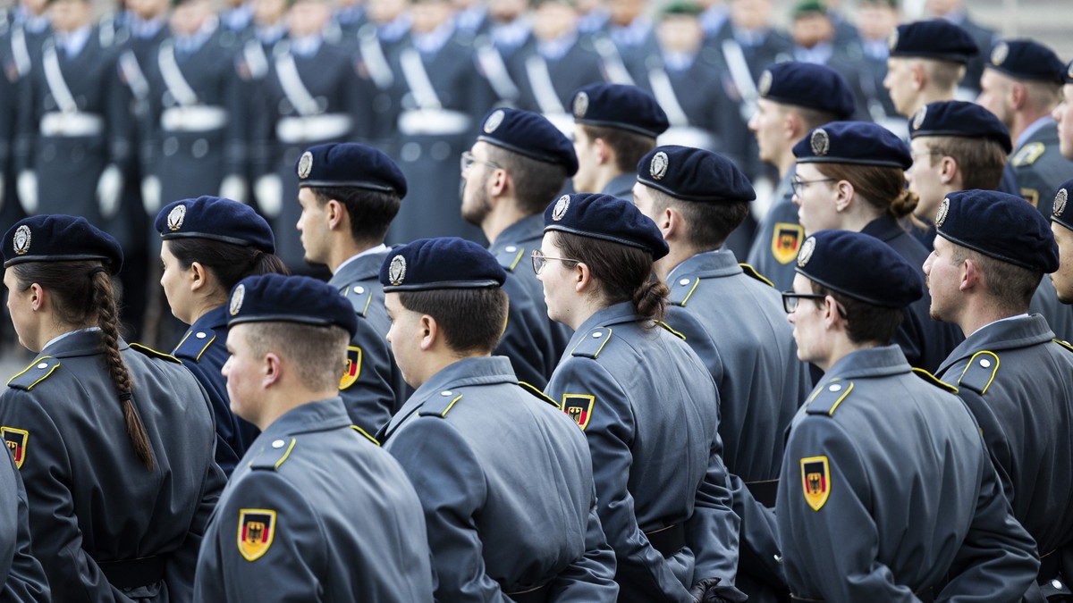 ARCHIV - 12.11.2024, Niedersachsen, Hannover: Rekruten stehen beim feierlichen Gelöbnis zum 69. Gründungstag der Bundeswehr. (zu dpa: «Zahl der Rekruten aus Schleswig-Holstein steigt stark») Foto: Mic ...