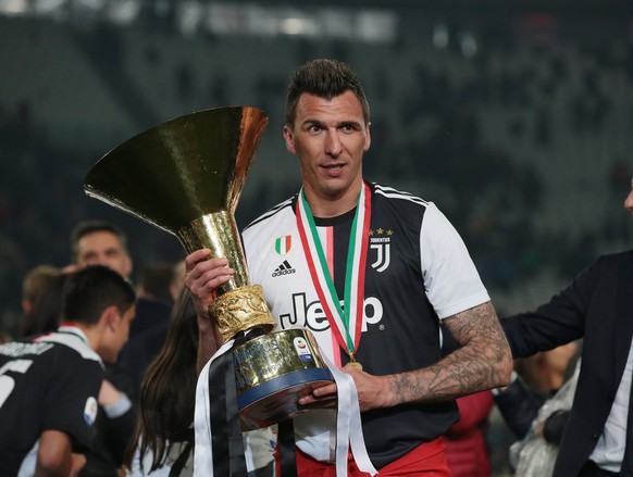 Mario Mandzukic of Juventus with the trophy during the Serie A match at Allianz Stadium, Turin. Picture date: 19th May 2019. Picture credit should read: Jonathan Moscrop/Sportimage PUBLICATIONxNOTxINx ...