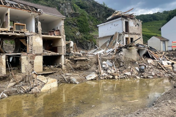 29.07.2021, Rheinland-Pfalz, Mayschoß: Von der Flut fortgerissen wurde die Fassade dieses Hauses in Mayschoß. Zahlreiche Häuser in dem Ort wurden komplett zerstört oder stark beschädigt.