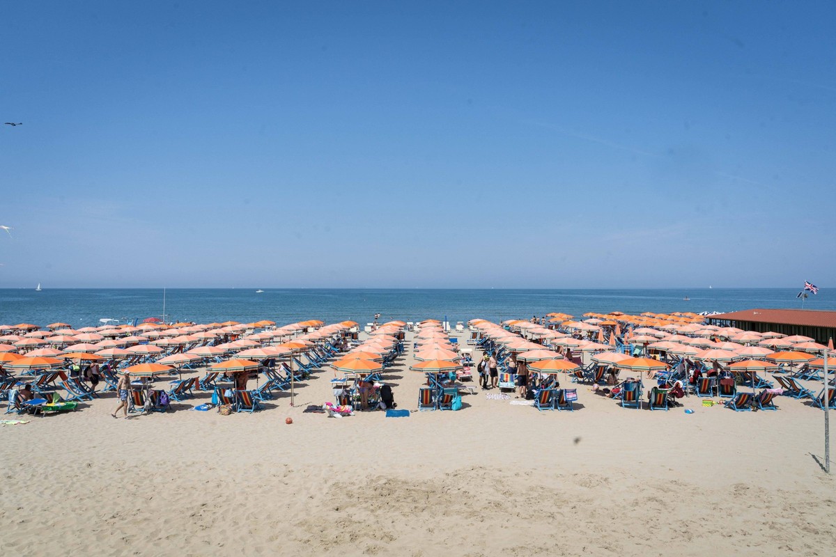 Illustration - Tirrenia Beach Resorts - Rimini Tirrenia. Beach Resorts. Beach Umbrellas. Sea. Pisa, Italy on August 8, 2025. Photo by IPA/ABACAPRESS.COM Pisa Italy PUBLICATIONxNOTxINxFRAxUK Copyright: ...