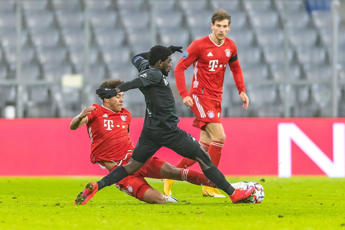 Manchmal half nur noch die gute alte Grätsche: Chris Richards zeigt beim CL-Debüt Einsatz. Goretzka schaut zu.