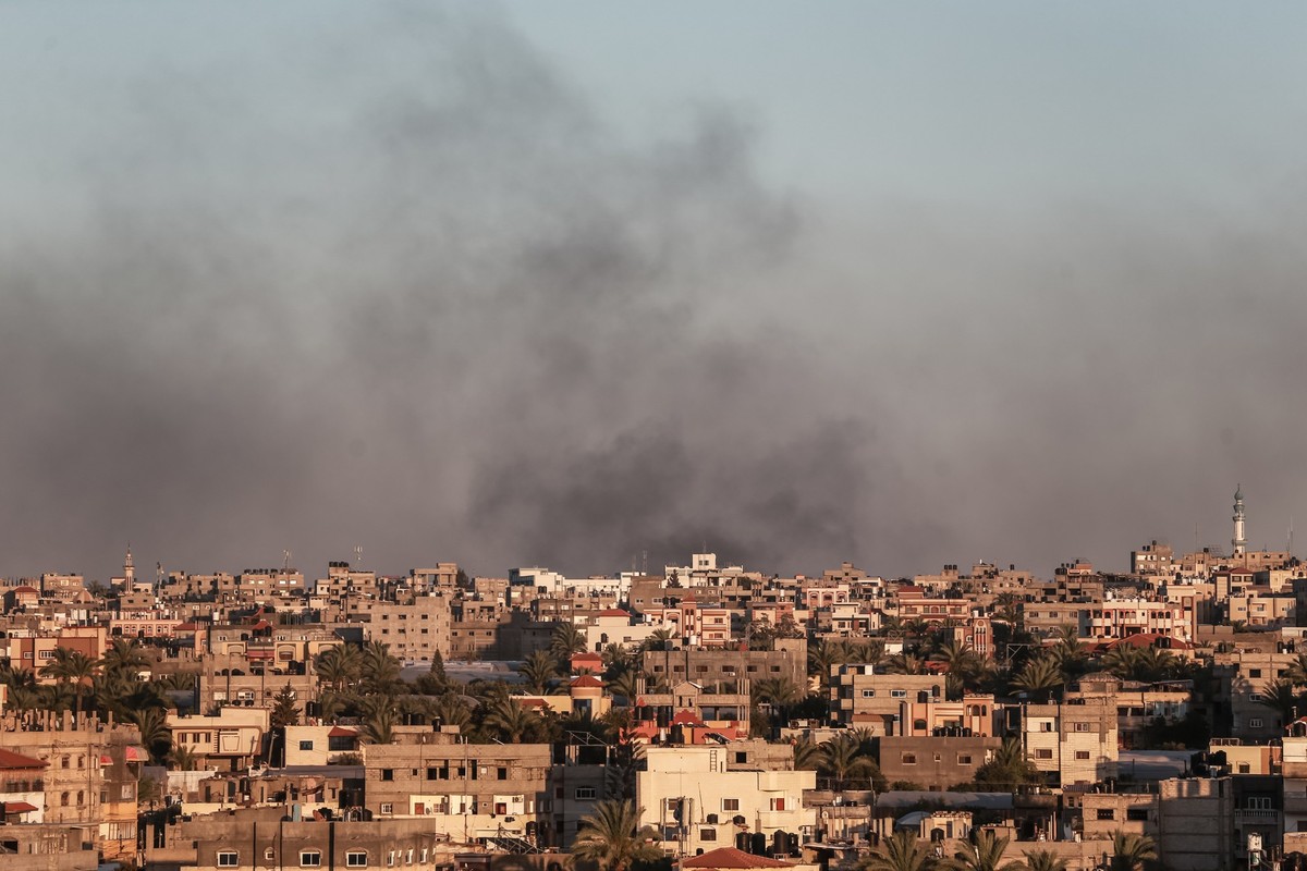 24.05.2024, Pal�stinensische Gebiete, Rafah: Rauchschwaden nach israelischem Bombardement in Rafah, im s�dlichen Gazastreifen. Foto: Jehad Alshrafi/APA Images via ZUMA Press Wire/dpa +++ dpa-Bildfunk  ...