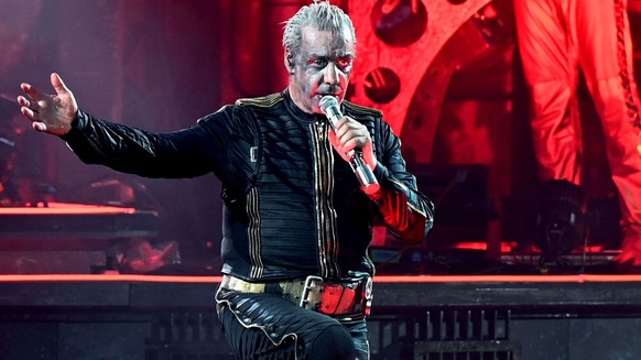 ARCHIV - 18.06.2022, Nordrhein-Westfalen, Düsseldorf: Till Lindemann, Frontsänger von Rammstein, steht während des Deutschland-Konzerts auf der Bühne. GfK Entertainment als Ermittler der Offiziellen D ...