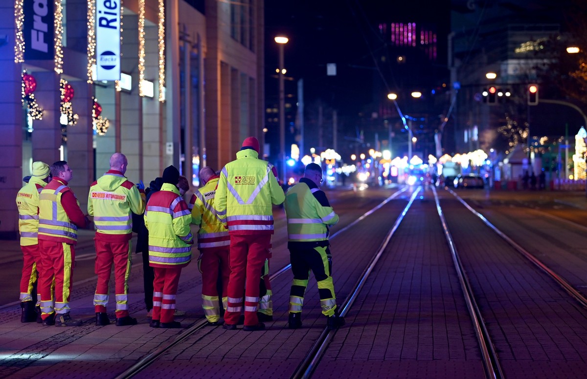 dpatopbilder - 20.12.2024, Sachsen-Anhalt, Magdeburg: Einsatzkräfte von Rettungsdiensten sind im Einsatz vor dem Weihnachtsmarkt in Magdeburg. Auf dem Weihnachtsmarkt in Magdeburg ist ein Autofahrer i ...