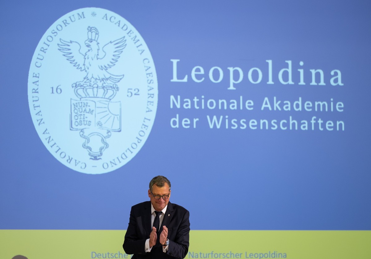 ARCHIV - 05.07.2022, Rheinland-Pfalz, Halle (Saale): Gerald Haug, Pr�sident der Leopoldina, spricht auf einem Festsymposium der Nationalen Akademie der Wissenschaften Leopoldina in Halle/Saale. (zu dp ...