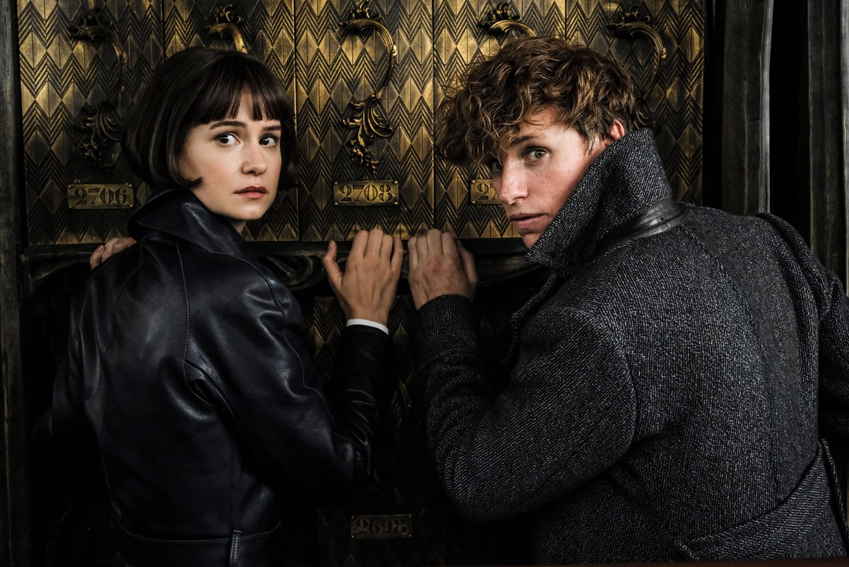 FANTASTIC BEASTS: THE CRIMES OF GRINDELWALD, from left: Katherine Waterston, Eddie Redmayne, 2018. ph: Jaap Buitendijk / 2018 Warner Bros. Ent. All Rights Reserved. Wizarding WorldTM Publishing Rights ...