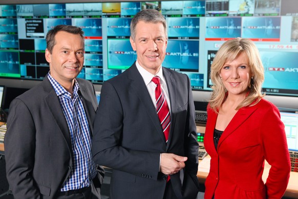 Die Moderatoren von &quot;RTL aktuell&quot;, (l-r) Christian Häckl, Peter Koeppel und Ulrike von der Groeben, stehen am 19.01.2012 in einer Regie des RTL-Sendezentrums in Köln-Deutz. Die Nachrichtense ...