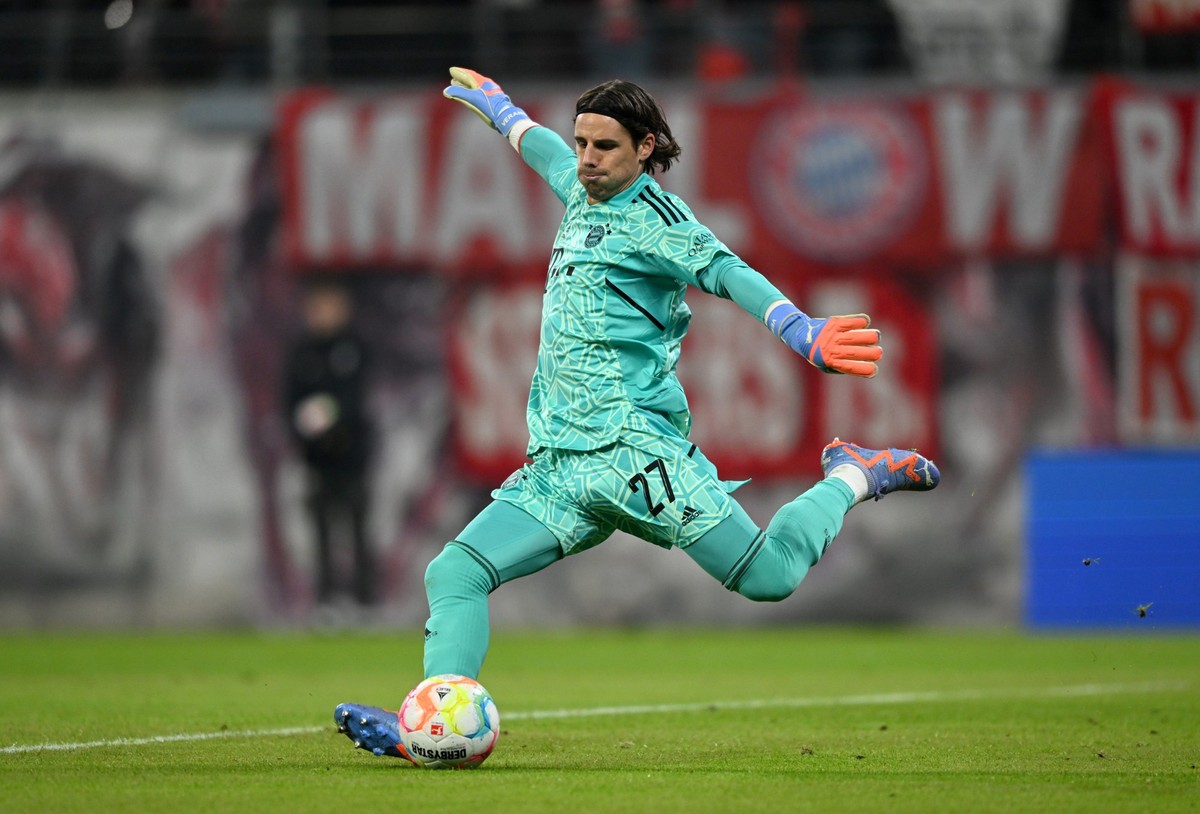 20.01.2023, Sachsen, Leipzig: Fu�ball, Bundesliga, RB Leipzig - FC Bayern M�nchen, 16. Spieltag, Red Bull Arena. M�nchens Torwart Yann Sommer spielt den Ball. WICHTIGER HINWEIS: Gem�� den Vorgaben der ...