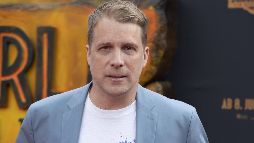 Oliver POCHER, Moderator, Roter Teppich, Red Carpet Show, Ankunft, arrival, Filmpremiere JURASSIC WORLD - EIN NEUES ZEITALTER am 30.05.2022 in Koeln, *** Oliver POCHER, presenter, red carpet, red carp ...