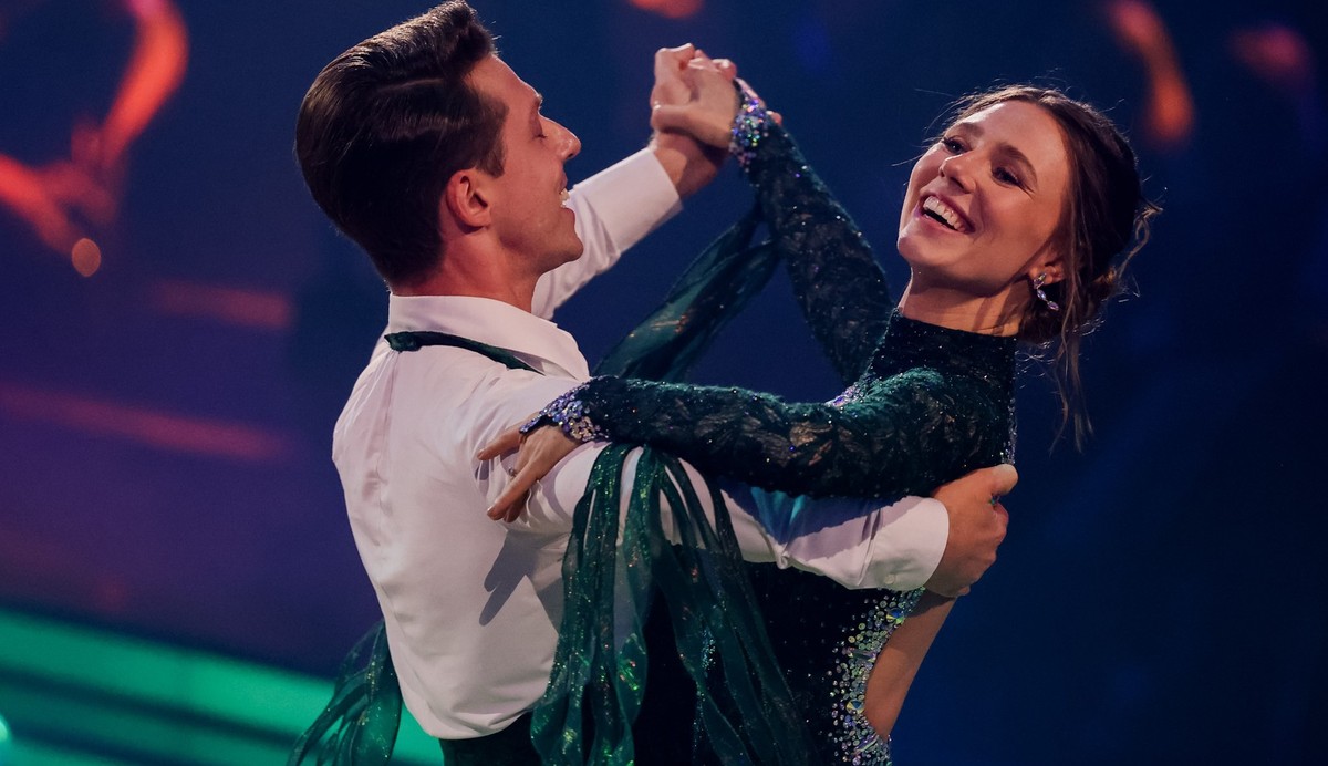 15.03.2024, Nordrhein-Westfalen, Köln: Ann-Kathrin Bendixen, Influencerin, und Valentin Lusin, Profitänzer, tanzen in der RTL-Tanzshow «Let's Dance» auf dem Parkett im Coloneum. Foto: Rolf Vennen ...