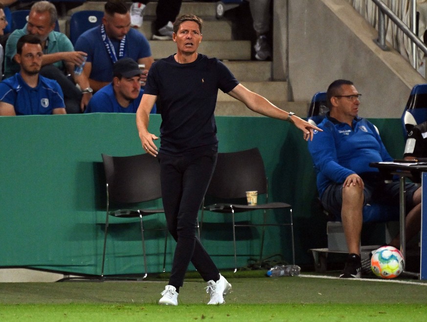 Eintracht-Trainer Oliver Glasner coacht seine Mannschaft hier im DFB-Pokal bei Magdeburg.