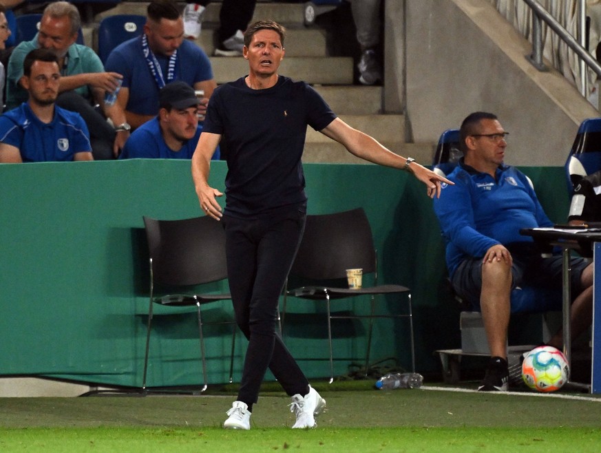 Oliver Glasner coacht seine Mannschaft hier im DFB-Pokal bei Magdeburg.