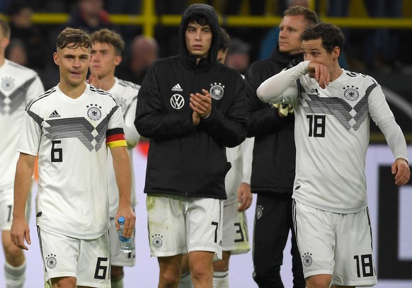 ARCHIV - 09.10.2019, Nordrhein-Westfalen, Dortmund: Fußball: Länderspiele, Deutschland - Argentinien im Signal Iduna Park: Die Spieler der Mannschaft aus Deutschland um Kapitän Joshua Kimmich (l-r), K ...