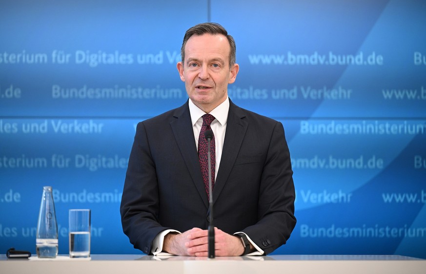 28.02.2023, Berlin: Volker Wissing (FDP), Bundesminister für Digitales und Verkehr spricht zu der Nutzung von E-Fuels für neue Verbrenner auch nach 2035 und in der Bestandsflotte. Foto: Britta Pederse ...