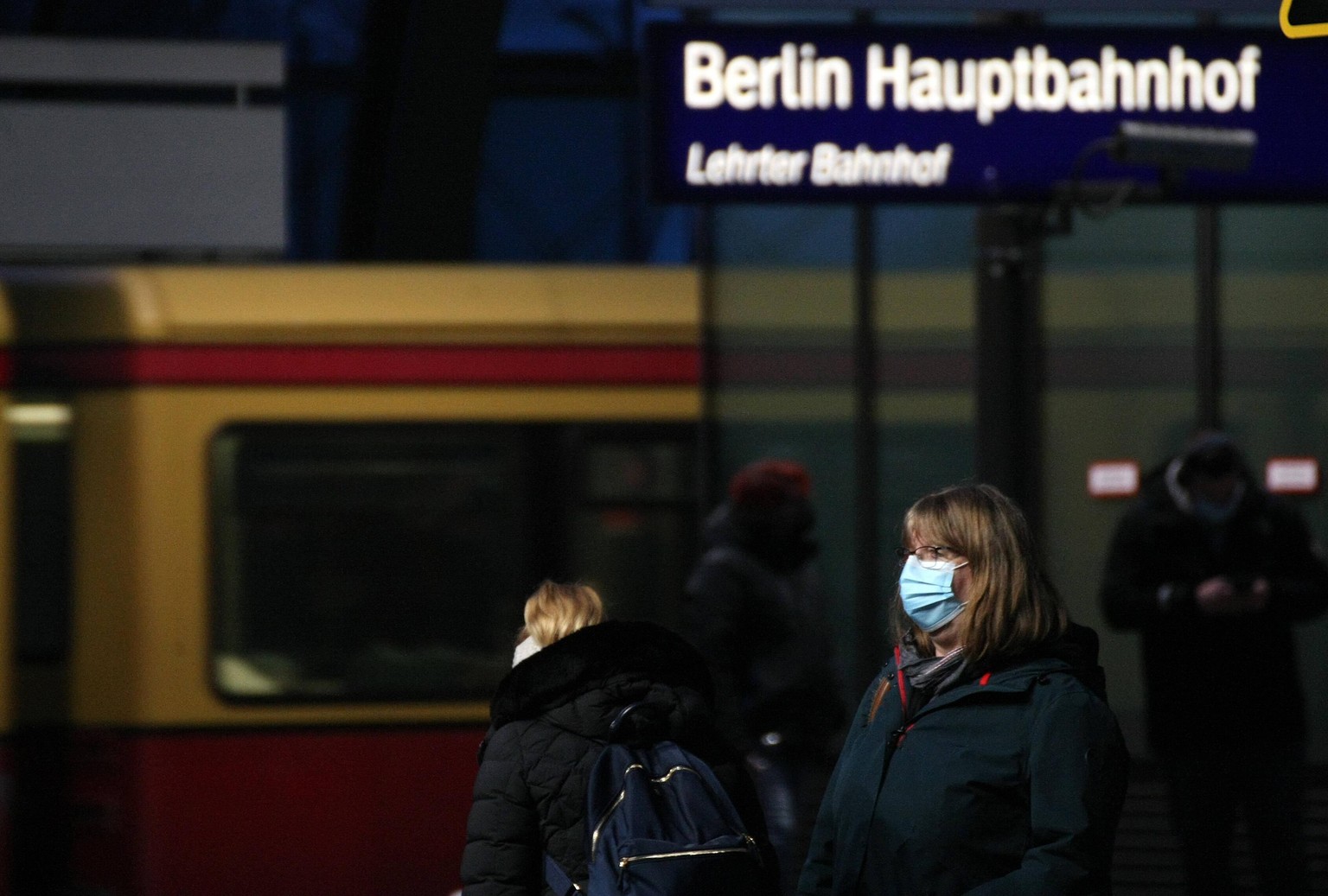 Berlin Hauptbahnof , Passengers , Safety Mask FFP2 during the Hard Lockdown of the Covid 19 Coronavirus Pandemie in Berlin , Deutschland . February 16, 2021.