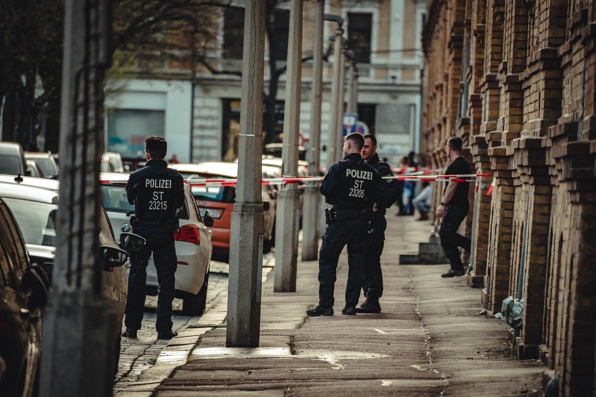 06.04.2024, Sachsen-Anhalt, Halle/Saale: Polizei steht vor einem Wohnhaus in Halle, ein Bereich ist mit Flatterband abgesperrt. Die Polizei hat in einer Wohnung in Halle einen Gegenstand gefunden, bei ...