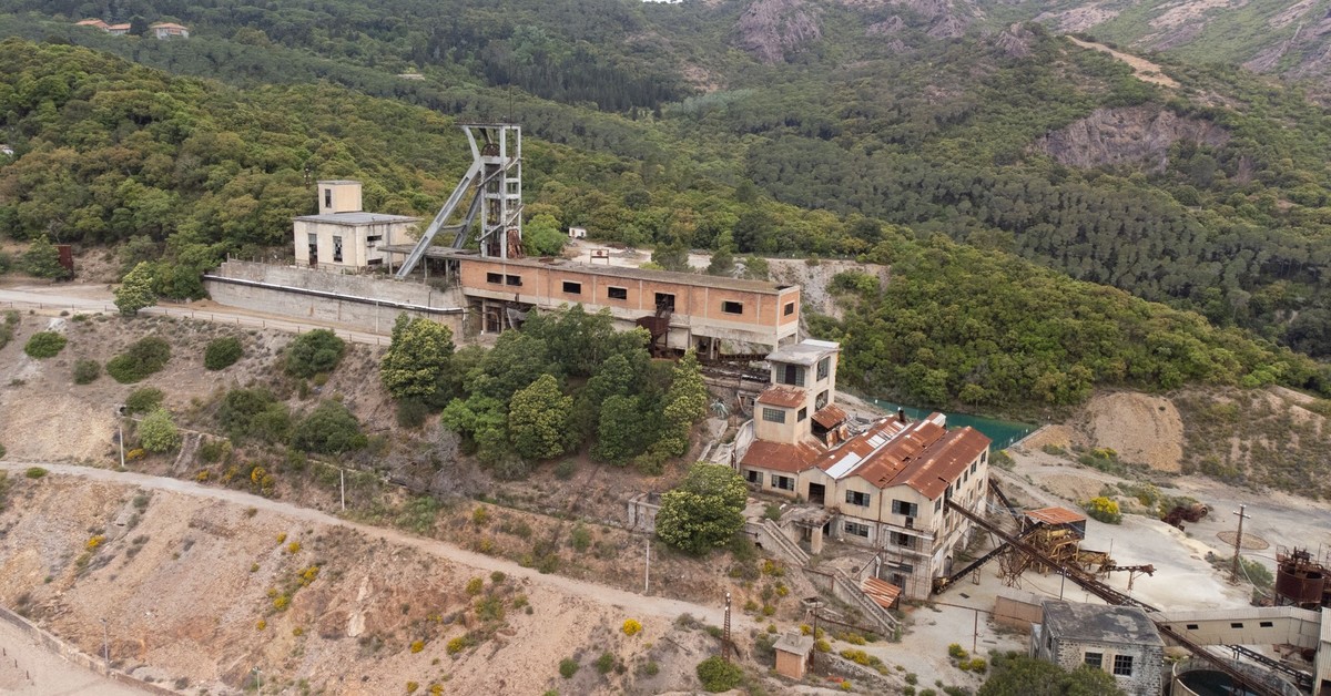 An aerial view of the ruins of the Montevecchio mine in Arbus in Southern Sardinia *** An&amp;Verkauf aerial Ansicht des der Ruinen des der Montevecchio Bergwerk