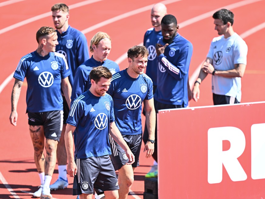 David Raum, Anton Stach, Jonas Hofmann, Julian Brandt, Leon Goretzka, Benedikt Hoewedes, Antonio Ruediger und Nicklas Dietrich (Deutschland) (von links). GES/ Fussball/ Training der Nationalmannschaft ...